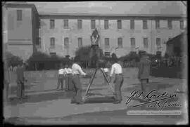 Cadetes del Colegio Militar, practicando saltos en un caballete