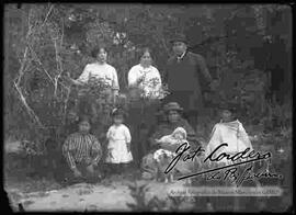 Familia en el patio de una casa particular