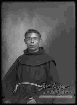 Sacerdote  franciscano en el patio del Convento de San Francisco