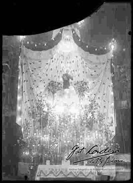 Altar de San Antonio en el interior de la iglesia de San Francisco, con iluminación nocturna 13 de junio de 1945.