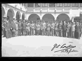 Federico nielzen reyes junto a oficiales de la policía, en el patio de la academia de policías