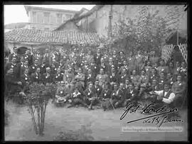 Grupo político, reunido en el patio de una casa, por la celebración de un acontecimiento