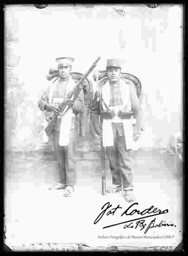 Dos soldados, uniformados y preparados para la expedición al acre,