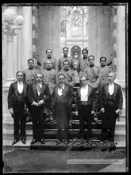 Presidente Hernando Siles junto a Embajadores y Edecanes, en las gradas del Palacio de Gobierno,  fue Presidente de Bolivia durante el periodo de 10 de enero de 1926 al 28 de mayo de 1930