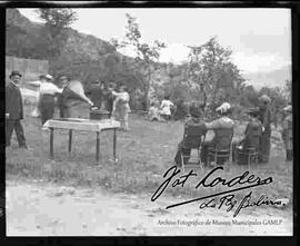 Familia en un día de campo en un huerto. bailando el tango con música de una vitrola.