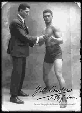 Foto de estudio de un boxeador del club Pabón, junto a su entrenador