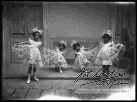 Cuatro niñas bailando en el interior de una casa particular