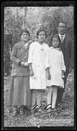 Familia en el jardín de una casa particular