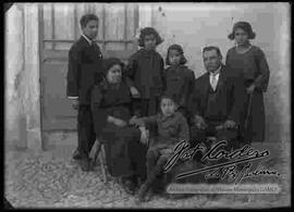 Familia en el patio de una casa particular