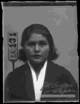 Imagen de medio cuerpo de una mujer extranjera
