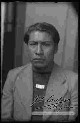 Imagen de medio cuerpo de un delincuente