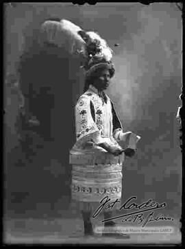Foto de estudio de un varón con traje folklórico de moreno.