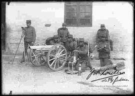 Comandante y seis soldados del regimiento Camacho junto a una pieza de artillería