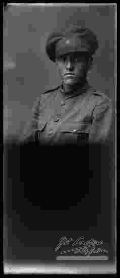 Foto de estudio de medio cuerpo, de un Militar