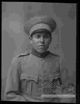Foto de estudio, de medio cuerpo, de un teniente, que fue participe de la Guerra del Chaco