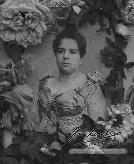 Imagen de una dama en un cuadro con adornos florales.