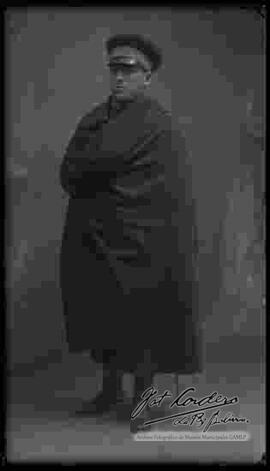 Foto de estudio de un Sub Oficial con un manto