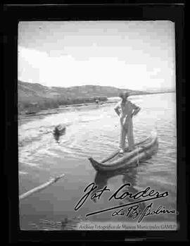 Julio cordero castillo en una balsa en el lago de cascachi