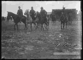 Presidente Bautista Saavedra, presente en la realización de maniobras Militares a caballo