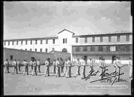 Cadetes del Colegio Militar, realizando ejercicios de manejo de armas