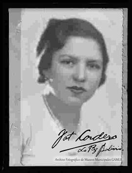Reproducción de una fotografía de medio cuerpo de Lucy Rebich de Cordero