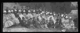 Grupo familiar celebrando carnavales en el patio de una casa.