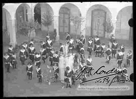 Señoritas estudiantes en el patio del colegio Santa Ana