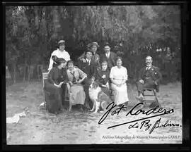 Familia reunida en un día de campo, en el huerto de una casa particular