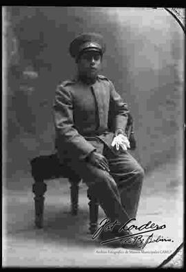 Foto de estudio de un soldado, sentado en un sillón