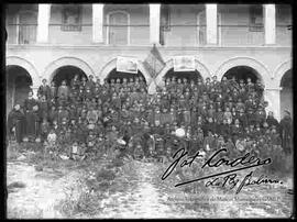 Niños de la escuela de San Francisco junto a curas y superiores, en el patio de la misma