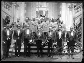 Presidente hernando siles, junto a la delegación diplomática y el  alto mando Militar, en gradas del palacio de gobierno