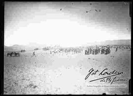 Vista panorámica de las tropas de soldados en el campo de práctica de maniobras Militares