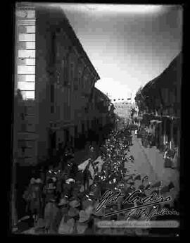 Desfile cívico del 16 de julio, pasando por la calle Mercado.