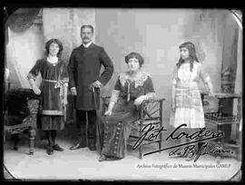 Retrato  de estudio de una familia