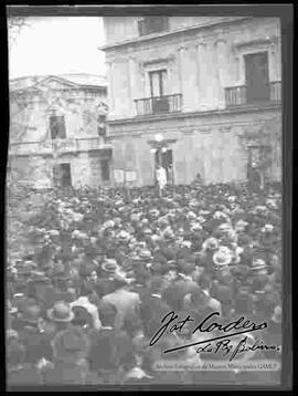Concentración de una multitud de personas frente al palacio de gobierno, donde se distingue a una de las personas colgadas el 21 de julio de 1946
