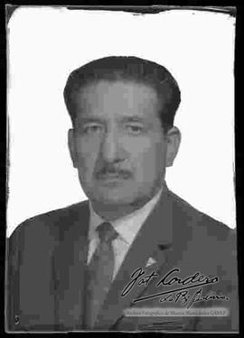 Foto de estudio de medio cuerpo de un periodista, personaje intelectual.