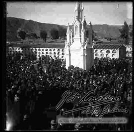 Multitudinaria concentración de personas en un entierro, en el Cementerio General