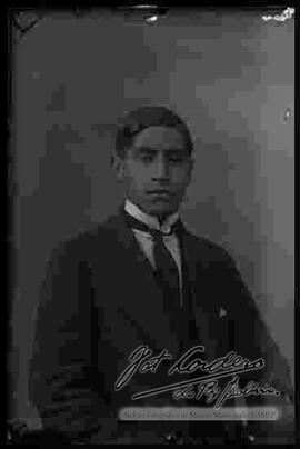Foto de estudio de medio cuerpo de un joven que viste de traje