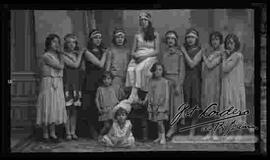 Foto de estudio de un grupo de señoritas de un colegio, junto a la compañera predilecta, elegida por el día del estudiante