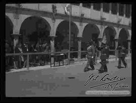 Desfile de oficiales de la policía en el patio de la academia de policías