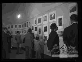 Personas observando la exposición de fotografías "Foto Cordero Jiménez", en el salón de la cancillería. octubre 1948.