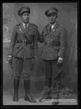 Foto de estudio de un sub teniente del ejercito y un soldado de  la Guerra del Chaco