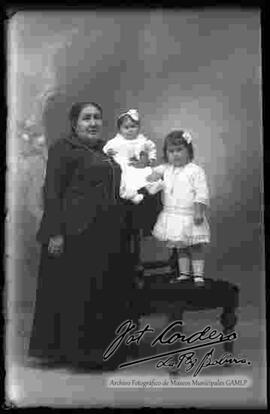 Foto de estudio de una dama junto a sus nietas