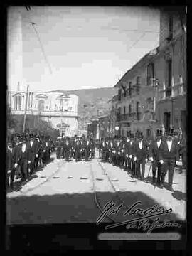 Desfile cívico de legislativos dirigiéndose al tdum antigua catedral