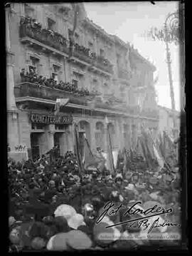 Un aspecto del gran desfile popular en homenaje a las embajadas, en la Plaza Murillo, Hotel Paris