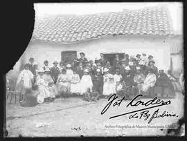 Familia, en el patio de una casa