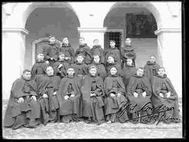 Sacerdote  franciscano en el patio del Convento de San Francisco