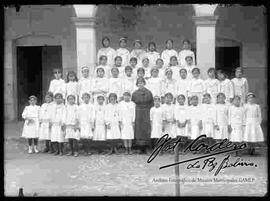 Grupo de niñas con su profesora en el patio de una escuela