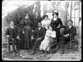 Familia reunida en el patio de una casa particular