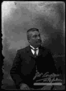 Imagen de medio cuerpo de un varón con un modelo de bigote.